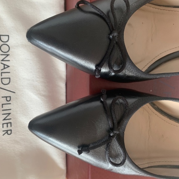 Donald Pliner Asia pointy toe pump with clear heel, black nappa leather, size 38 - Picture 6 of 11
